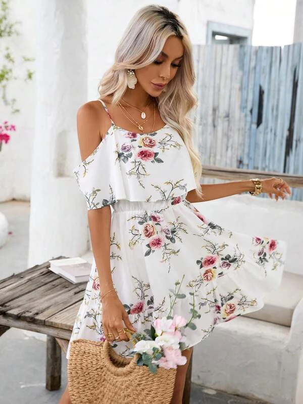 Rochie florală albă cu volane, fără umeri, cu volane